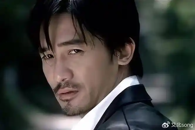 梁朝伟在电影《无间道》中饰演的陈