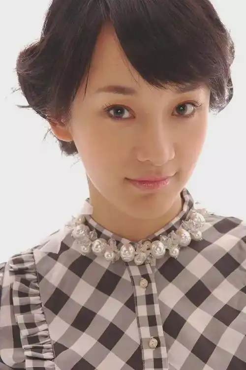 《雪豹》女主陶飞霏:研究生毕业留校当老师,和富豪隐婚生子|陈怡|剧照