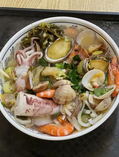 北海老街旁的不出名老街,在雨天阴冷的温度里,靠满满当当的一碗海鲜粉