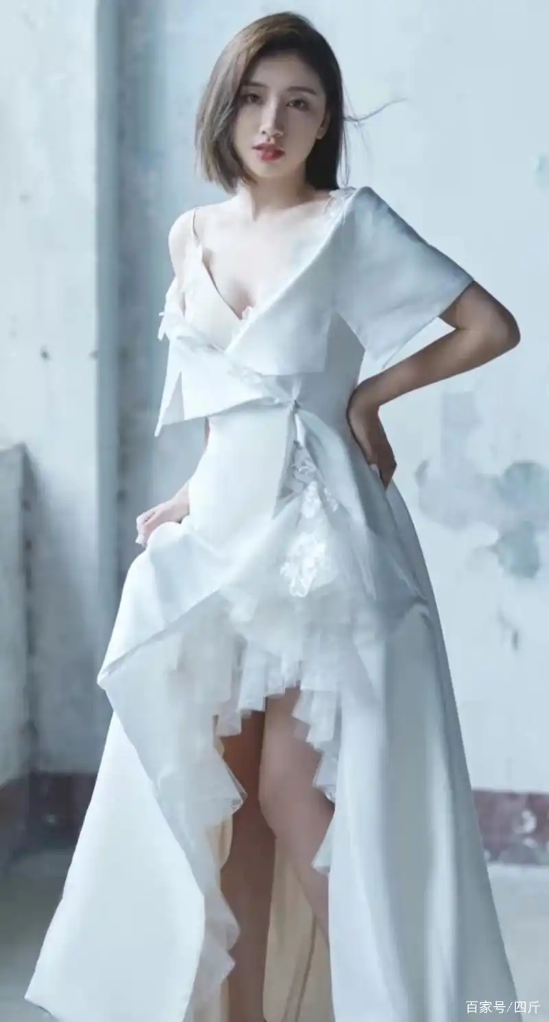 体操女神周捷晒孕肚照片,腹部隆起侧面曲线夸张,坦言长胖二十斤