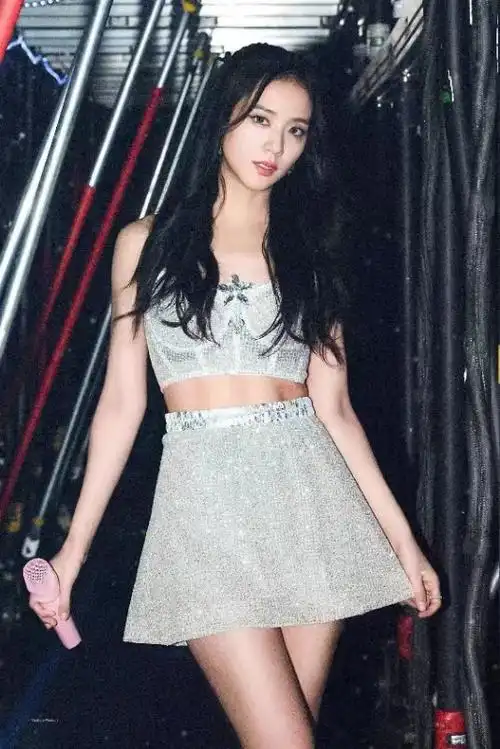 金智秀演唱会后台随拍