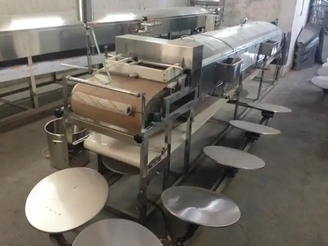 以白面,淀粉为主要原料,生产出的凉皮,粉皮产品筋道,表面光亮平整