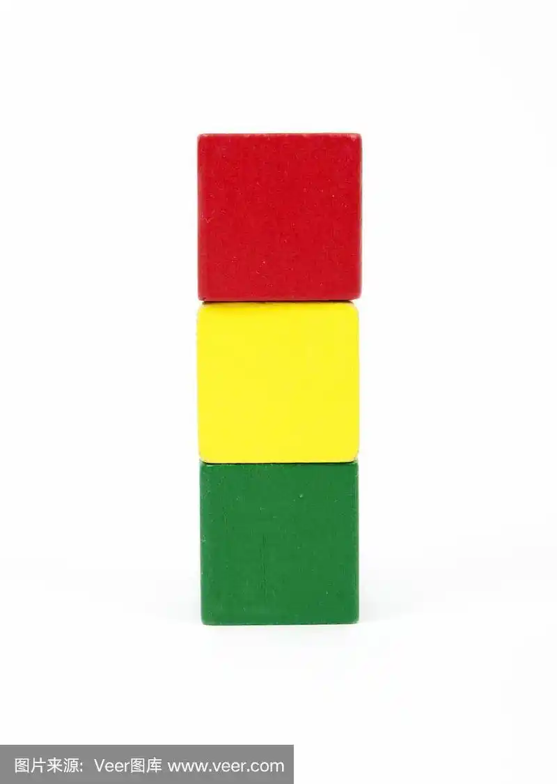 木制的彩色砖块孤立在白色背景上
