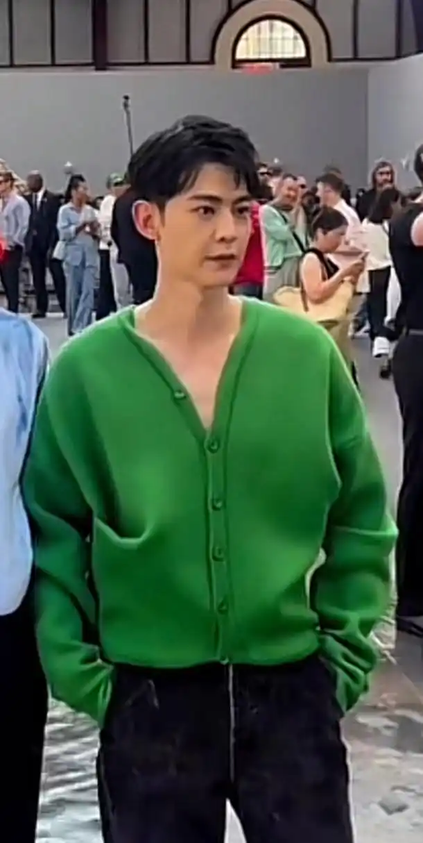 以为是徐海乔,怎么变年轻了呢,唐晓天好像年轻版徐海乔哇[吃鲸]