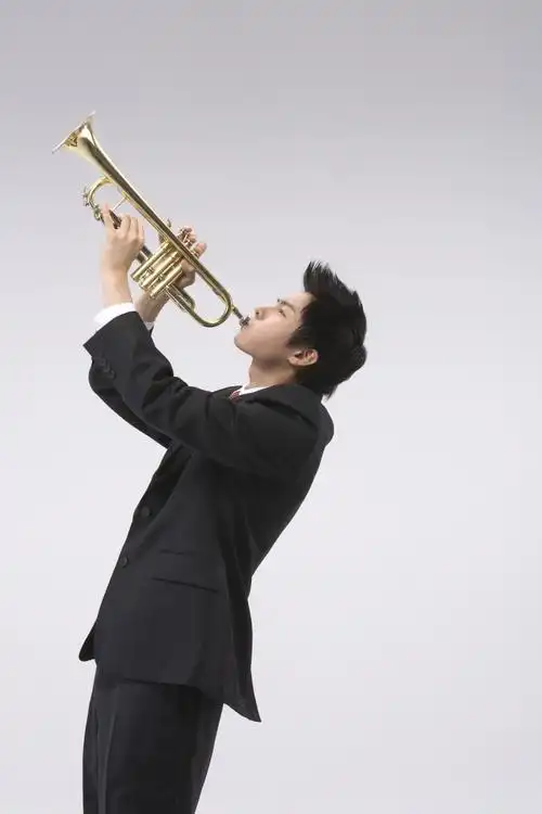 音乐爱好者吹乐器小号