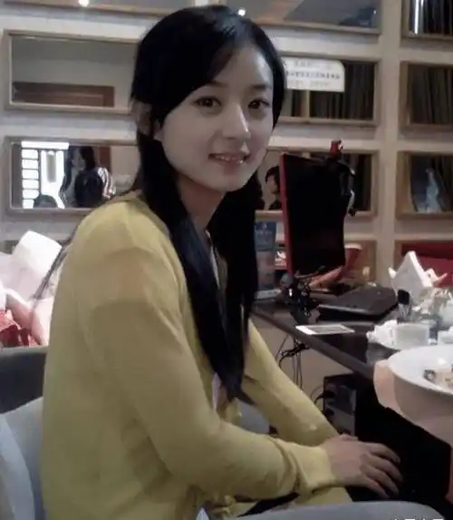 赵丽颖是娱乐圈的圆脸女神,但是刚出道时她的颜值脸型却不受导演们的