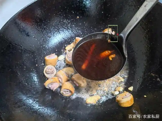 8,往锅里倒入一勺卤汁,加入卤汁可以起到很好的提香效果,还能帮助