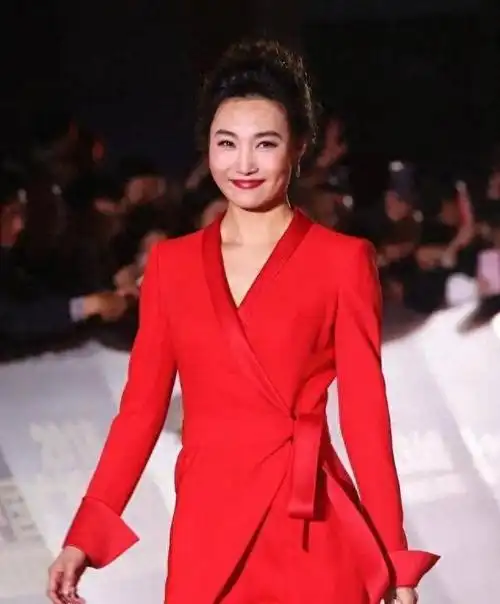 李梓萌,当时只有23岁,于2000年开始他的央视实习生涯.