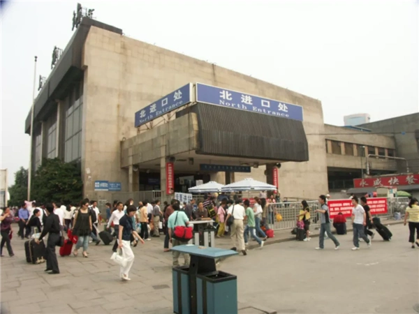 2008年,改造前的上海站北广场.铁路上海站供图
