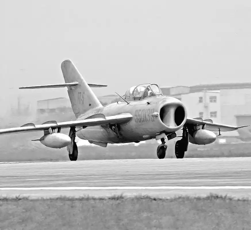 1954年7月,新中国制造的第一架飞机雅克-18首飞成功