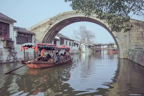 石拱桥也是江南水乡的符号之一,图中的洪济桥建于明朝中叶