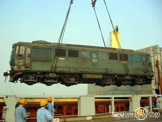 铁路分局南昌机务段的nd2型内燃机车的牵引下缓缓驶入向塘西站1道停车