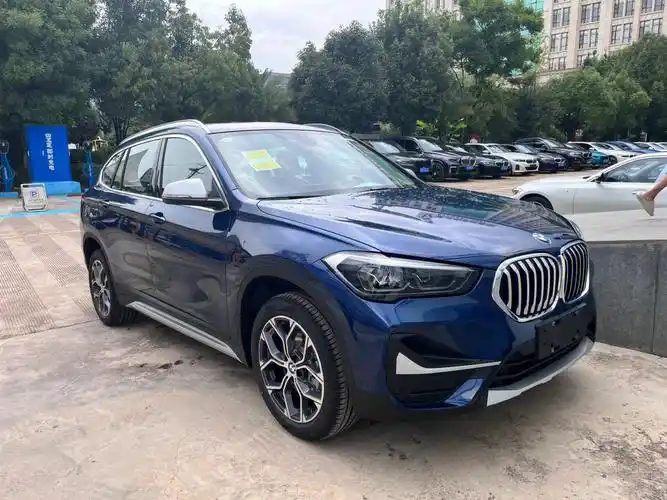 宝马x1的量子蓝和矿石白选个什么好