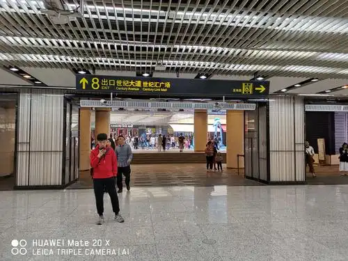 地铁2号线世纪大道站8号出口旁下层就是上海老街,可拍些照及游玩