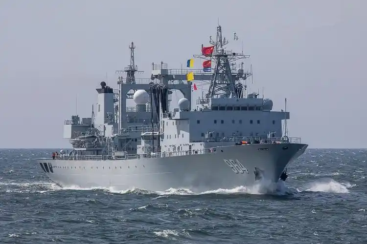 更大的901型综合补给舰已经服役,下一代快速战斗支援舰也即将开始建造