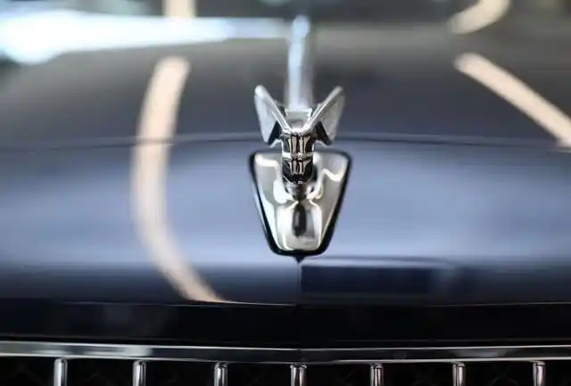 最新款宾利飞驰到店!新车标 12缸动力,全新内饰豪华不输奔驰s级