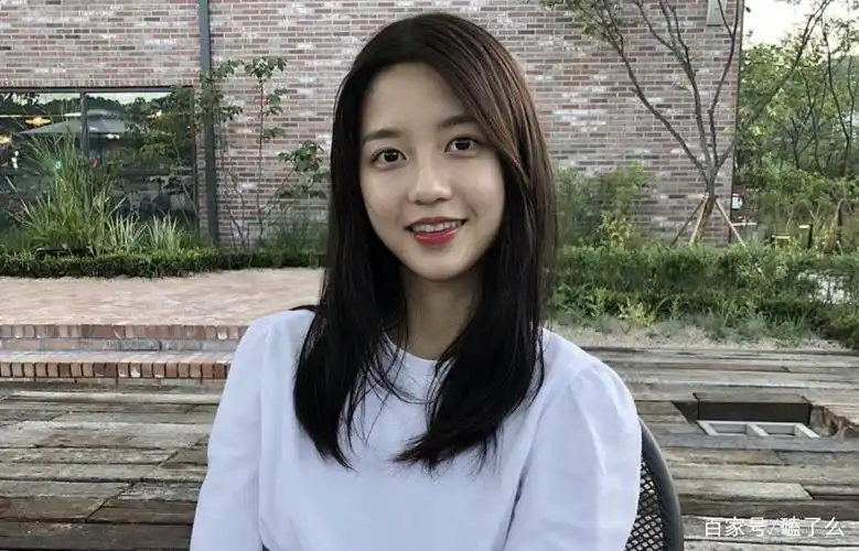 《熔炉》中的小女孩大家一定印象深刻,她正是里面那个聋哑女孩妍度