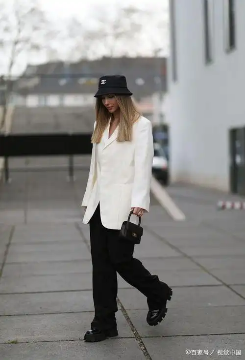 明星街拍:白色西装皮靴 chanel迷你包摩登靓丽