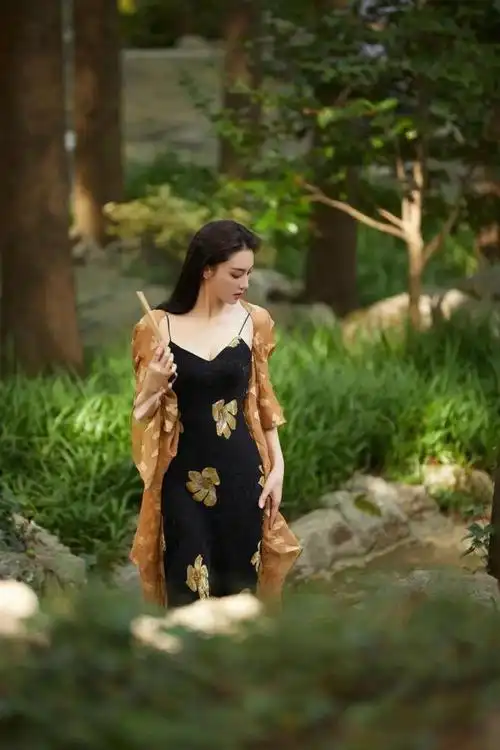 张馨予身材好更大胆,旗袍开叉到大腿根坐下要用手遮,凹凸感好强_网易