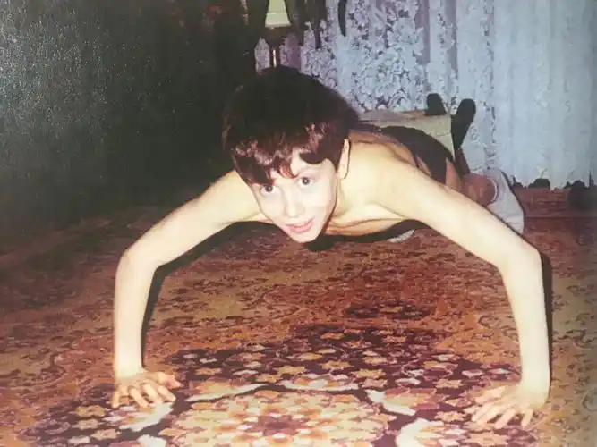 莱万多夫斯基小时候在这里训练时,炮楼外还有哨兵站岗,这里曾经被当作