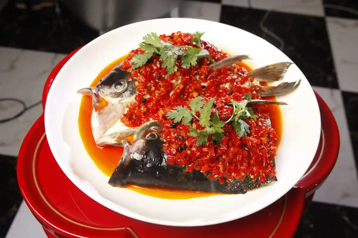 怎样简单迅速地做出一道好吃的剁椒鱼头?