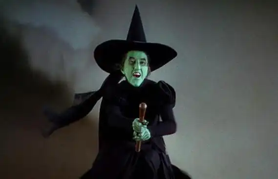 汉密尔顿的表演过于恐怖,许多西方的《恶女巫》场景要么被删减,要么