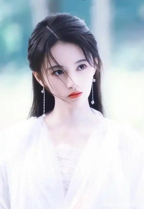 鞠婧祎的白衣造型也很灵动,她的双眼仿佛在质问你,让你不知不觉袒露出