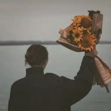 超甜的情头一人一半拿花-情侣头像 - 壁纸之家