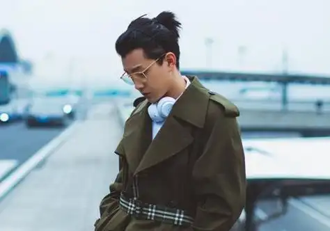 不仅过时平时还不好打理,远没有get这款剃鬓角马尾辫发型来的时髦创意