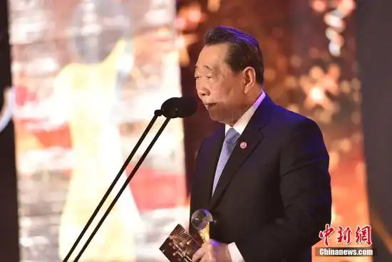 图为正大集团资深董事长,中国侨商投资企业协会会长谢国民发表演讲.