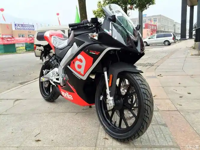 上车,首先映入眼帘的是全数字仪表,分离式手把,粗壮的43mm的倒立式前