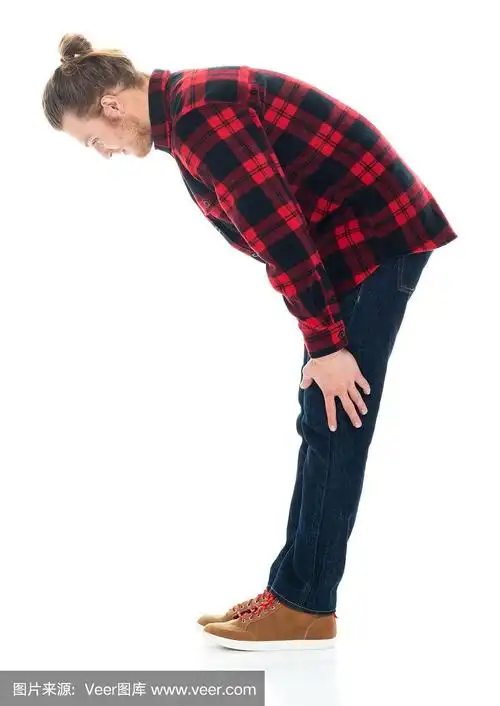 白人男性穿着裤子在白色背景前鞠躬