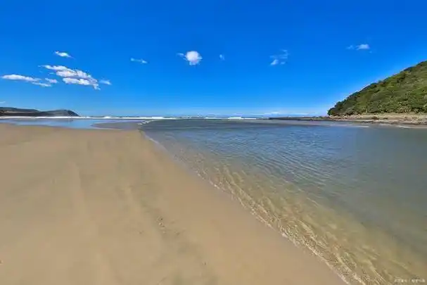 月牙湾又称半月湾,位于山东省蓬莱市北长山岛最北端,与庙岛群岛隔海