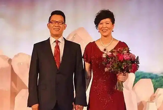 王育成的前妻叫杨芳芳 现在的妻子是国家排球教练郎平