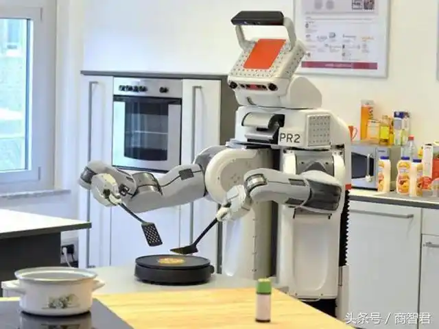 它既可以自动设置做菜,炒菜,蒸菜,开汤,调料配料,更重要机器人保姆每