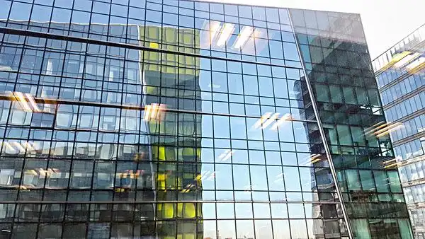 玻璃建筑的反射效果