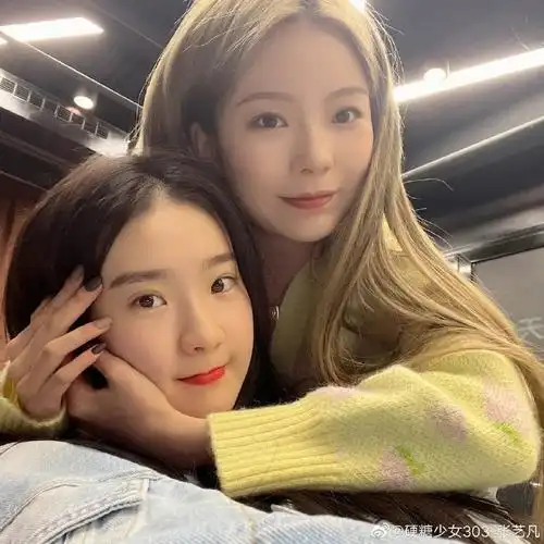 张艺凡晒和陈卓璇合照