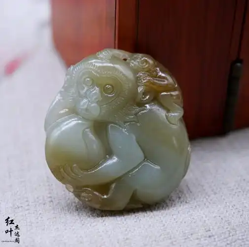 和田玉俏色吊坠糖青玉生肖猴玉佩子孙万代猴子献寿玉石把玩件颈饰