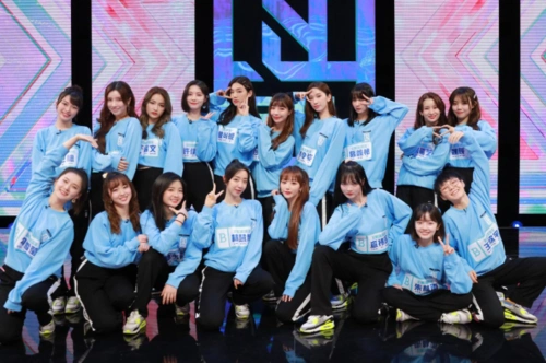 《青春有你2》a班合影,全员几乎都是冷漠脸,唯独她笑得很灿烂