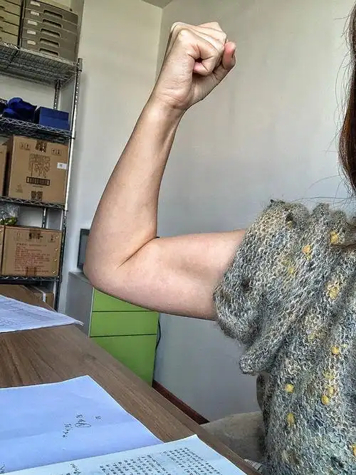 这肱二头肌在女生里面什么水平