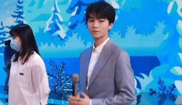 原创王俊凯等关晓彤彩排迟到也不生气小凯主动打招呼生图也是巴掌脸