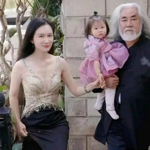 张纪中携带年轻妻子参加活动,不顾伴侣在身边偷偷扭头看性感女性