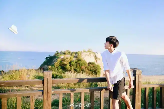 宋威龙15岁海边照好帅##宋威龙说自己长开了