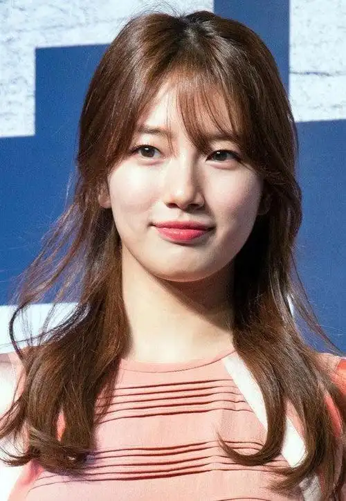 相反,瓜子脸,圆脸和鹅蛋脸这种曲线型的脸型,有了刘海装饰后更能凸显