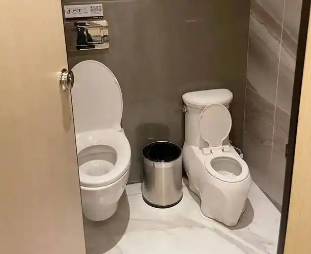 家长带异性孩子进更衣室引热议,这种"性别尴尬"别不当回事!_厕所