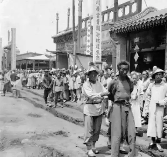 直击清朝菜市口行刑真实照片:周围站满围观看客,身下放人血馒头