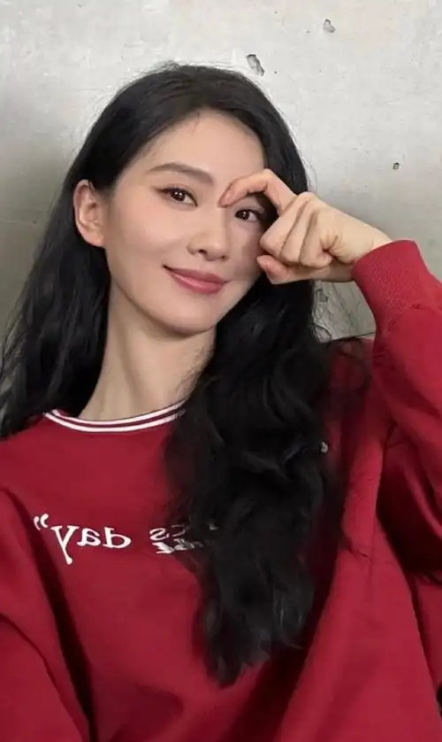 刘诗诗端水式晒自拍##刘诗诗一念关山