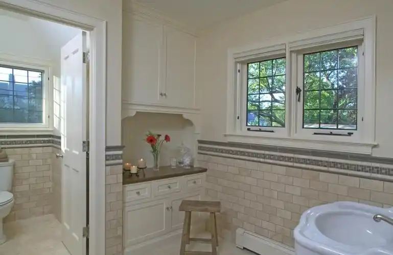 腰线指的是装饰家装居室内墙壁的腰线,更强调装饰效果,突出墙面的层次