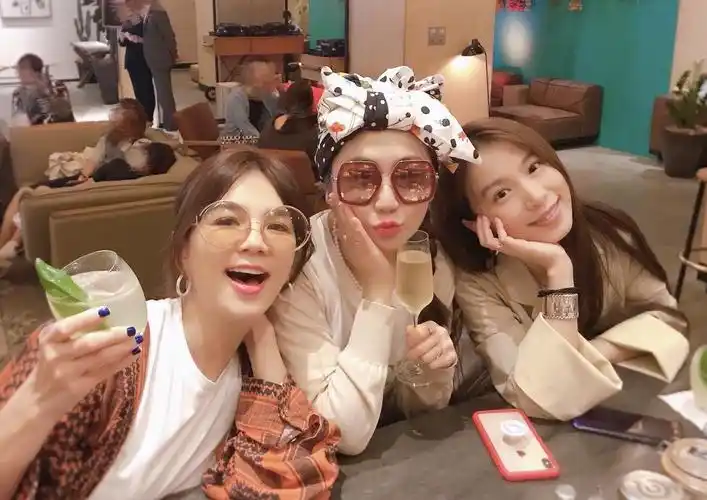 ella晒合照庆祝she成立20周年三姐妹一路相互扶持胜似亲人