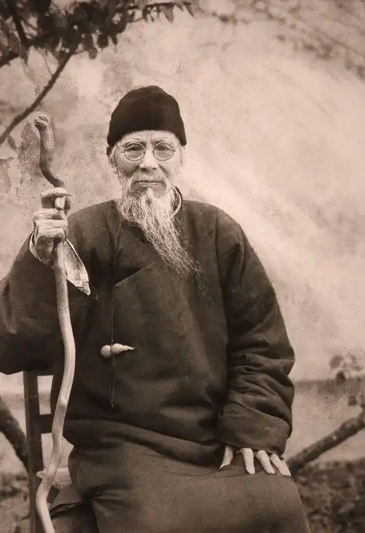 齐白石木匠出身,最早是跟着师傅胡沁圆做木匠活的,据《白石老人自述》